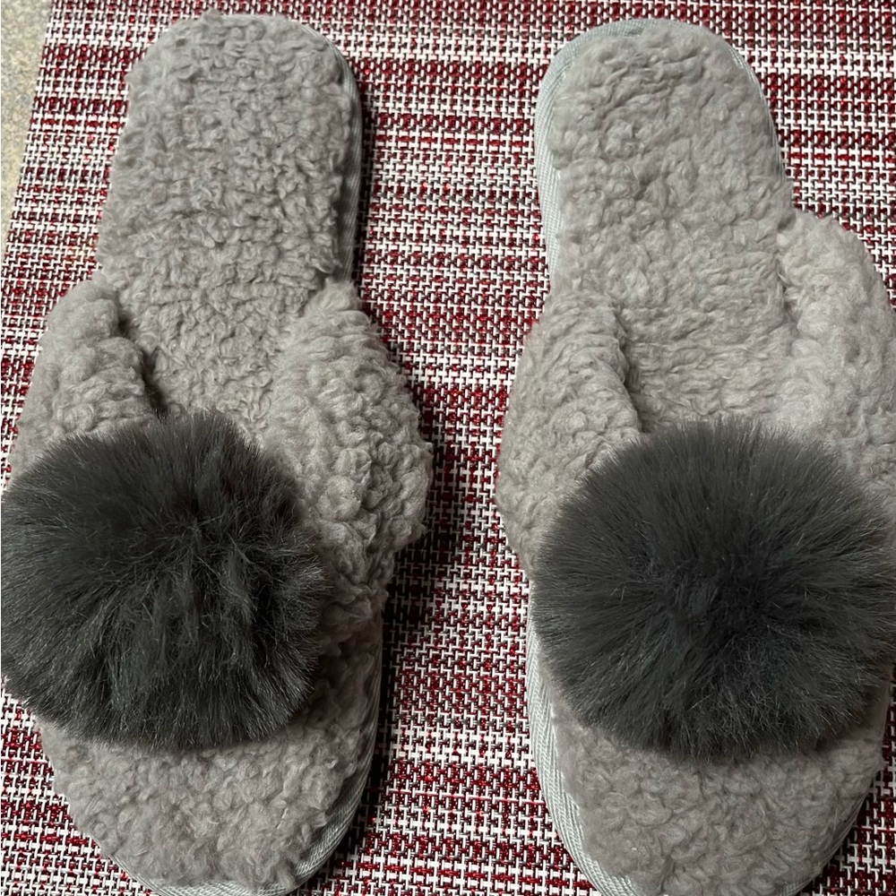 Lemon House NWOT Slippers Size L/XL (9-10) in Gray -Never worn.